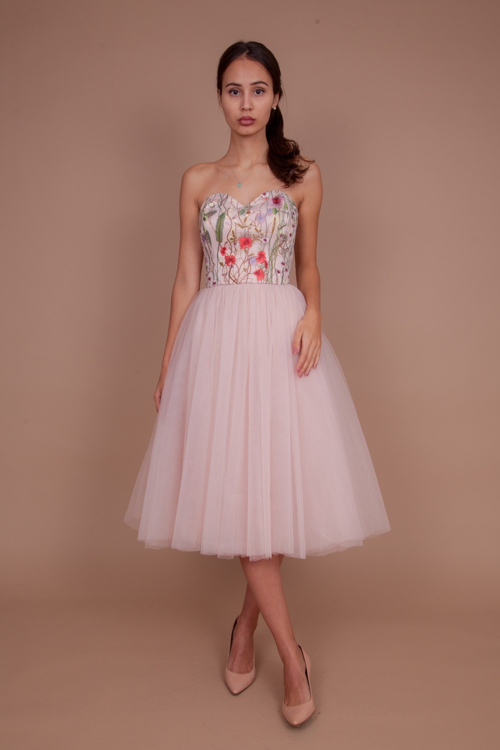 Корсетное платье из фатина с вышивкой на лифе (Нюдово-розовый)  - фото