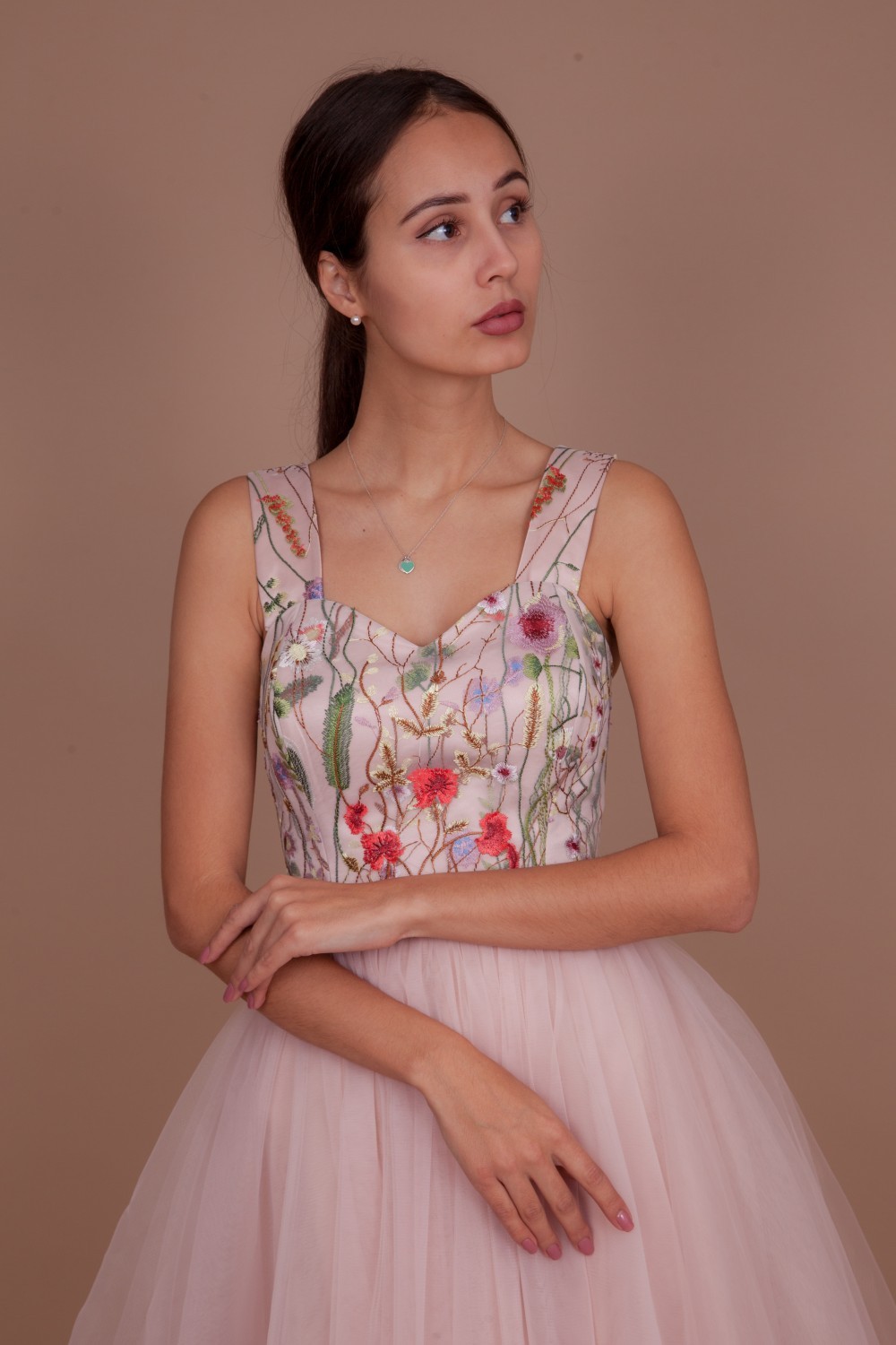 Корсетное платье из фатина с вышивкой на лифе (Нюдово-розовый)  - фото