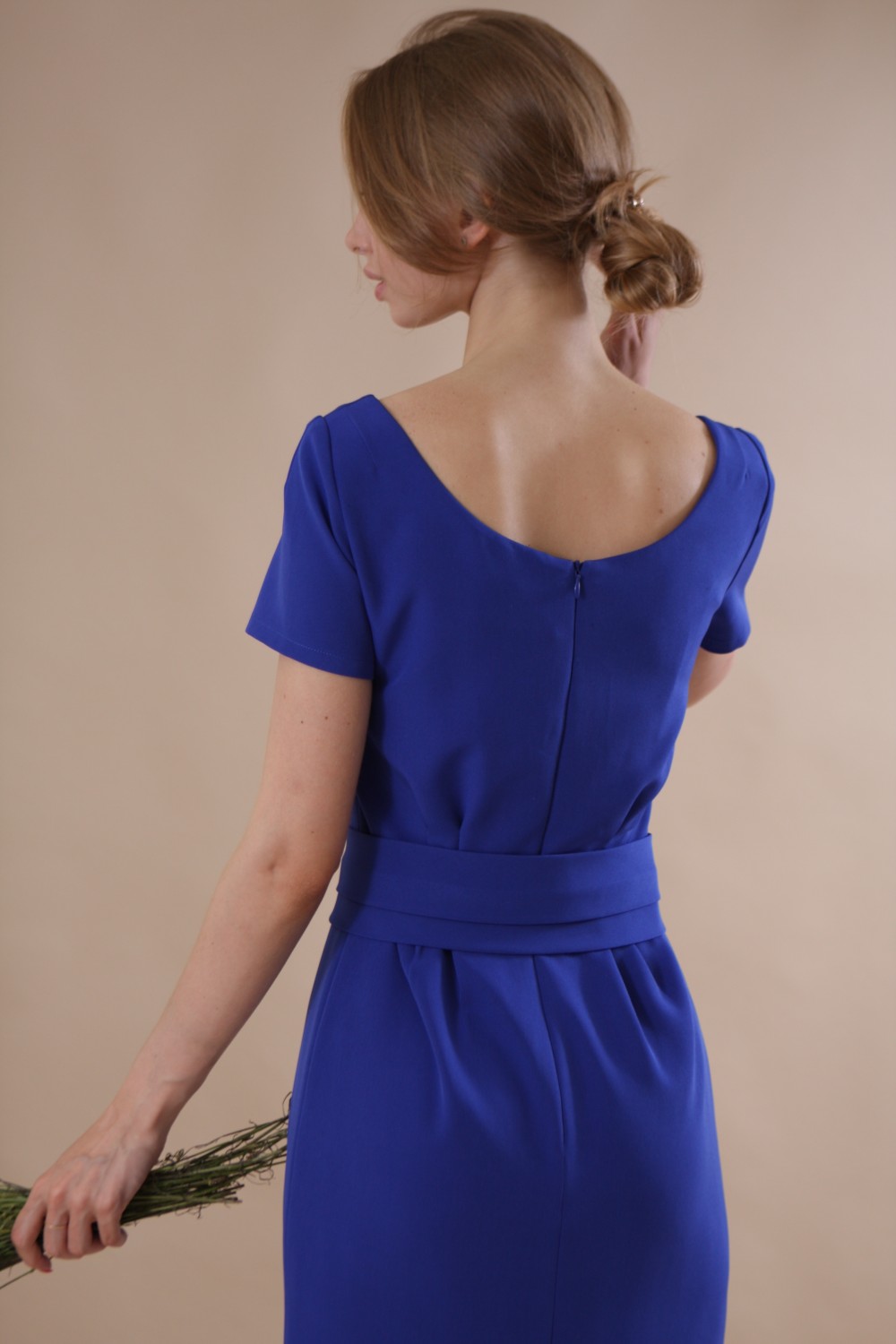 Синее платье-футляр с поясом   - фото